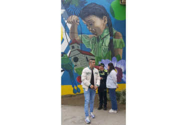 El maestro Óscar Benítez es el autor de 'Carrapa', un mural pintado en el Instituto Neira con el que se rinde homenaje a los indígenas carrapas, primeros pobladores de la zona.