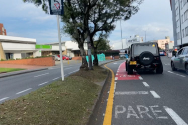 El momento en el que un vehículo invade la ciclobanda justo frente a un ciclista que la está utilizando.