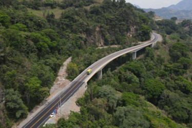Los trabajos de mantenimiento en los puentes A y B de Valparaíso buscan garantizar la seguridad y durabilidad del corredor vial Manizales-Medellín.