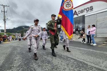 El desfile militar en Villamaría tuvo el acompañamiento de las diferentes instituciones educativas. 