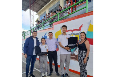 La comunidad educativa le expresó su gratitud a Oscar Julián Valencia Loaiza, por aportar a la educación pública.