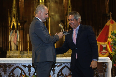 Jorge Hernán Botero (d), gerente del diario LA PATRIA, durante la entrega del Caldense del Año 2024 a Diego Angelillis en la Basílica Menor Inmaculada Concepción de Manizales. 