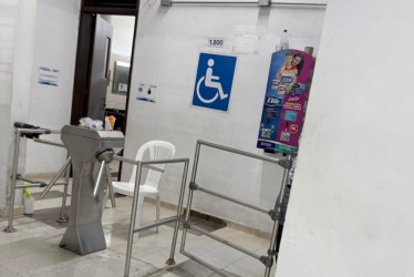 Esta es la entrada a los baños de la Terminal de Transportes de Manizales.