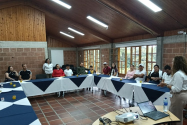 En el Centro vacacional El Bosque de Pensilvania Confa entregó siete subsidios de vivienda para familias del municipio.