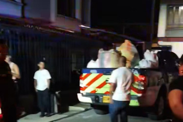 El grupo Chinchiná Solidaria, el abogado Adolfo Tovar y la Policía recogieron este miércoles en la noche las pertenencias de la familia.