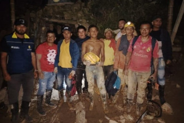 Los mineros fueron rescatados por sus compañeros.