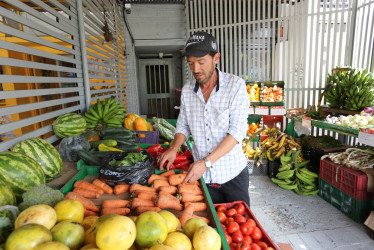 Leonardo Arroyave Pérez es un pacoreño que se gana la vida en la avenida Santander con su puesto de frutas y verduras. Tras décadas bajo el sol y la lluvia, consiguió un local en la zona.
