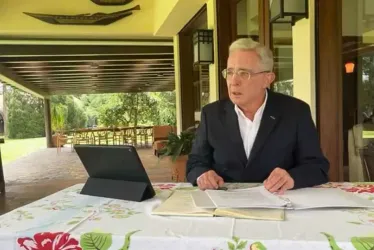 Álvaro Uribe cumple su condena en prisión domiciliaria. Se realizó encuentro virtual del Centro Democrático.