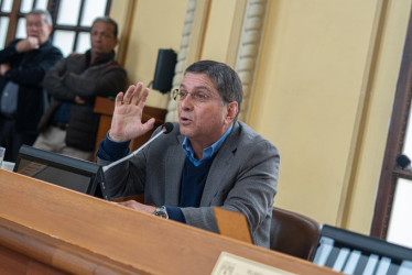 Chocan por préstamo para obras viales: la Asamblea aprobó un préstamo de $80 mil millones para invertir en carreteras de Caldas. El diputado Luis Roberto Rivas acusó a la Gobernación de "encubrir presuntos actos de corrupción" en las Vías del Renacimiento. La Secretaría de Infraestructura departamental rechazó ese señalamiento y explicó cómo se invertirían los recursos.