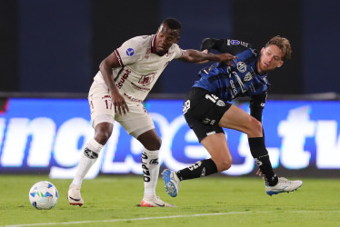 Mateo Carabajal (d) de Independiente disputa el balón con Cristian Penilla de Mushuc en un partido de los octavos de final de la Copa Sudamericana.