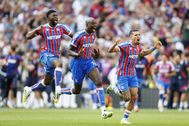 Jefferson Lerma (i), Jean-Philippe Mateta y Daniel Muñoz (d) de Crystal Palace celebran la victoria del trofeo FA Community Shield luego de una tanda de penaltis contra el Liverpool en el estadio de Wembley en Londres, Gran Bretaña, este 10 de agosto del 2025.
