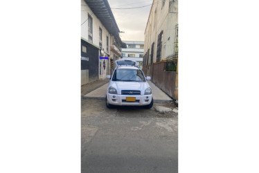 Así estaba un vehículo parqueado en esta vía que están construyendo.