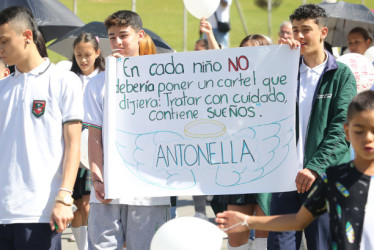Mensajes como este "En cada niño NO debería haber con cartel que dijera: Tratar con cuidado contiene sueños" portaron algunos estudiantes de la zona que marcharon por Antonella.