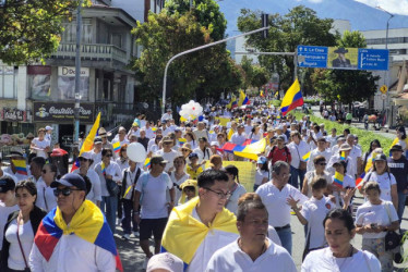 La idea es que los ciudadanos porten la bandera del país y camisetas blancas durante el recorrido en la ciudad. 