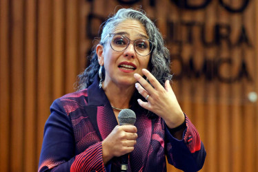 La senadora María José Pizarro hablando durante un evento con lideresas sociales y activistas, en Bogotá (Colombia). 