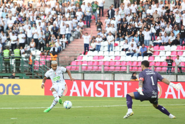 Michael Barrios fue la figura ofensiva del Once Caldas ante Huracán. Tuvo por lo menos tres ocasiones claras de gol, pero en todas el arquero Hernán Galíndez le ganó el mano a mano.