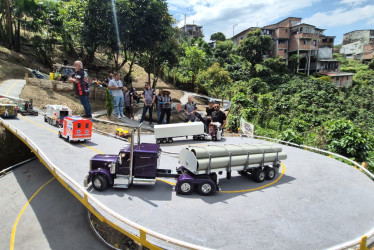 En el Bajo Tablazo funciona una pista construida a mano por Muleros RC Manizales, grupo que replica las carreteras del país y recorre la ciudad con camiones a escala. Ya suman 27 integrantes y buscan reconocimiento internacional.