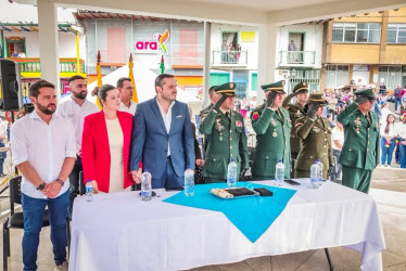 En la mesa principal se encuentran la representacion de las autoridades municipales y departamentales en la celebracion del 7 de agosto Batalla de Boyacá. 