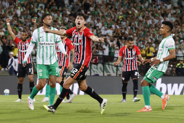 Nahuel Ferraresi (centro), de Sao Paulo, celebra un penalti fallado por Edwin Cardona (izq.), de Atlético Nacional.
