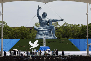 Los visitantes se reúnen ante la Estatua de la Paz en el lugar de la próxima 80.ª Ceremonia de la Paz de Nagasaki.