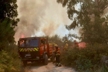 Los bomberos combaten un incendio en el pueblo de Lapa de Tourais, Seia, Portugal, el pasado 30 de julio de 2025.