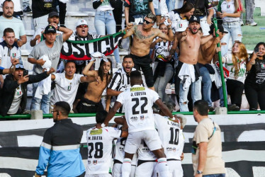 La celebración de Dayro Moreno y varios de sus compañeros con la tribuna de norte. Once Caldas le ganó 1-0 a Huracán de Argentina y lleva la ventaja en la Copa Sudamericana.