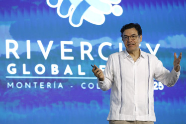 El director regional para América Latina y el Caribe de ONU-Habitat, Elkin Velásquez, habla durante el Rivercity Global Forum este jueves, en Montería.