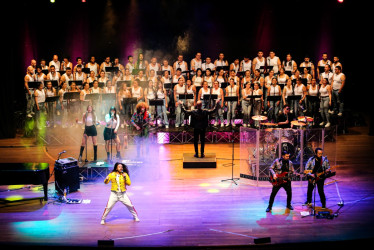 Una cadena de voces se extendió a lo largo de Ópera Queen, un homenaje a la banda de rock británica, en el Teatro Los Fundadores. Ocho integrantes de 'Llena tu cabeza de rock', 80 voces de la Coral Brahms y cerca de 1.000 asistentes fusionaron sus cantos.