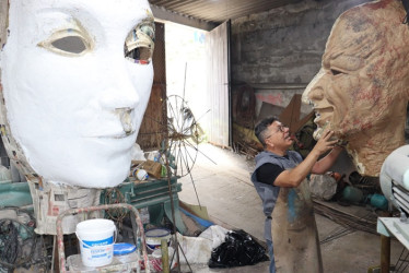 Grandes rostros elabora el maestro para sorprender a los espectadores durante el desfile.
