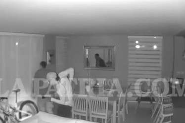  Los dos que entraron al Portal de La Florida quedaron en cámaras. Uno, al parecer, participó en otro hurto en Belén (Medellín), hace una semana. Serían de Bogotá.