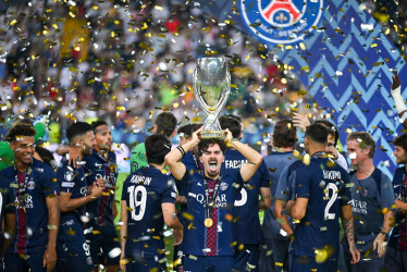 Los jugadores del Paris Saint-Germain celebran con el trofeo tras ganar la final de la Supercopa de la UEFA 2025 ante el Tottenham Hotspur.