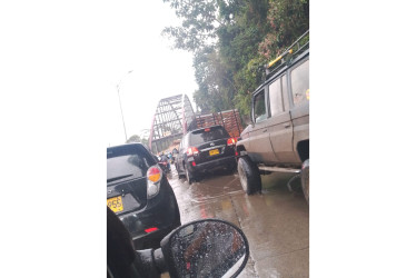 La vía Panamericana, cerca de la entrada a Villamaría, se inundó por los aguaceros del viernes en la tarde.