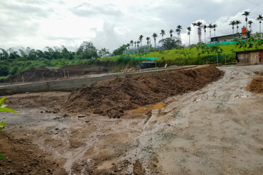 En la carrera 4 del barrio La Ceiba se ejecuta un patinódromo que, pese a iniciar en diciembre del 2023, ha tenido múltiples retrasos. Los contratistas culpan al mal clima, pero también se han hecho adiciones de recursos y tiempo.