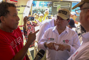 Fotografía cedida por la Presidencia del Consejo de Ministros de Perú del primer ministro, Eduardo Arana (c) a su llegada este jueves, a la población de Santa Rosa, una isla en medio del río Amazonas bajo soberanía peruana, situada frente a la ciudad colombiana de Leticia, en la triple frontera amazónica con Brasil. 