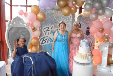 Las adultas mayores del hogar Mi Jesús tuvieron su fiesta de 15 años.