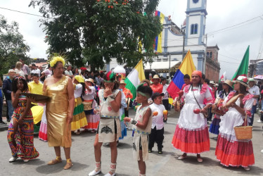 Muy orgullosos se sintieron los riosuceños, celebrando el cumpleaños 206 de su municipio. La alegría y el colorido fueron constantes durante el desfile.