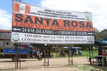 Fotografía de un letrero de la Marina de Guerra del Perú este miércoles, en la población de Santa Rosa, una isla en medio del río Amazonas bajo soberanía peruana, situada frente a la ciudad colombiana de Leticia, en la triple frontera amazónica con Brasil. 