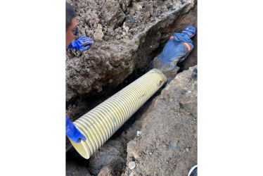 En la subida al barrio Popular del corregimiento de Arauca (Palestina) la calle se está hundiendo y presenta problemas por escorrentía de agua.