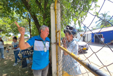 Darío Alonso Delgado Cortés recibe a padres de familia o externos que llegan a la sede Cervantes de la Institución Educativa Alfonso López, de La Dorada.