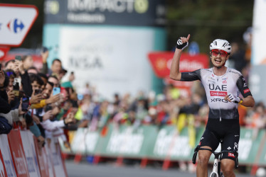 El ciclista australiano Jay Vine, del UAE Team Emirates XRG, celebra la victoria en la sexta etapa de la Vuelta a España.