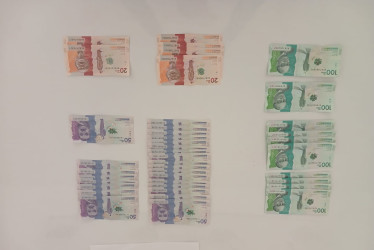 Las primeras indagaciones señalan que el individuo se desplaza por diferentes municipios del país, donde replica este tipo de actividades fraudulentas con el fin de aprovecharse de la buena fe de los habitantes. Este sujeto es reincidente en dicha conducta, quien además registra varias anotaciones por hurto.