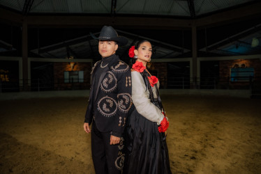 Yeison Jiménez y Natalia Jiménez durante la grabación del videoclip de “Pedazos”, ambientado en una caballeriza y con fuego como símbolo central del desamor.