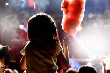 En bebés y niños pequeños, el oído es especialmente vulnerable porque sus estructuras auditivas