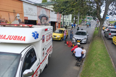 En la avenida Paralela, un motociclista sufrió lesiones tras chocaron con dos carros.