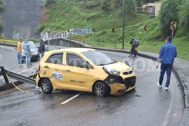 El conductor del taxi sufrió lesiones leves, tras colisionar con otro vehículo y el separador.