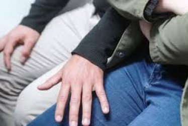 Los hechos investigados ocurrieron en una vivienda, donde un grupo de amigos consumía licor. Daniel le tocó los senos a una joven, aprovechando su embriaguez.