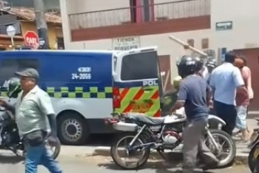 Con palos y a patadas, la comunidad atacó al presunto ladrón.