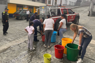 El carro de Bomberos debe hacer varios viajes para surtir de agua a los habitantes de San Bartolomé.