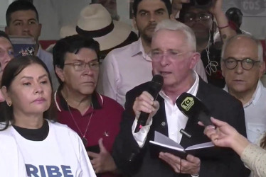Captura de pantalla tomada de la cuenta oficial de Youtube del expresidente de Colombia Álvaro Uribe Vélez @AlvaroUribeVelezPrensa, que muestra al exmandatario hablando durante una rueda de prensa en Medellín (Colombia).