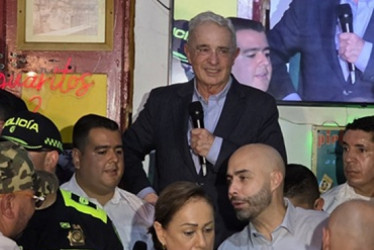 Foto Reproducción | LA PATRIA El expresidente Álvaro Uribe asistió a una misa en la parroquia de María Auxiliadora en acción de gracias por su libertad.
